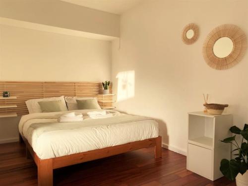 une chambre avec un lit avec un miroir au mur dans l'établissement Apartment with Terrace near Parc Des Princes Stadium in 16th arr in Paris, à Paris