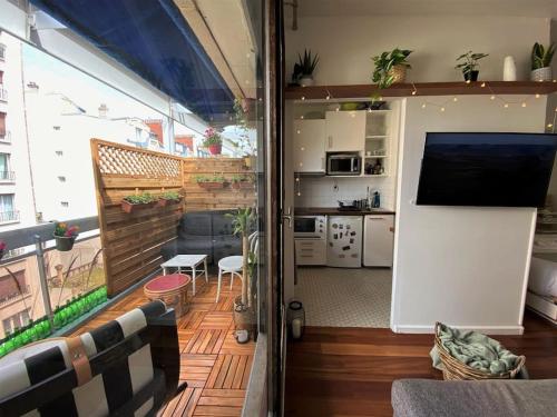 Offrant une vue sur un balcon, cet appartement comprend une cuisine et un salon. dans l'établissement Apartment with Terrace near Parc Des Princes Stadium in 16th arr in Paris, à Paris