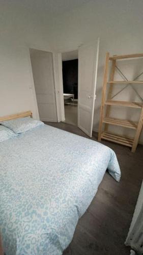 une chambre avec un lit et une échelle en bois dans l'établissement Maison 4 chambres avec jardin, à Châlette-sur-Loing