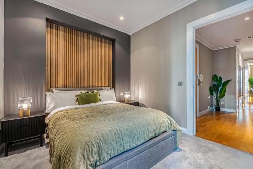 a bedroom with a large bed with a large window at MySquare South Quay 02 Bed Water Front Apartments in Canary Wharf in London