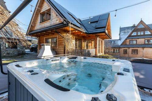 a hot tub in the backyard of a house at udanypobyt Domek Góralski Zakątek in Kościelisko