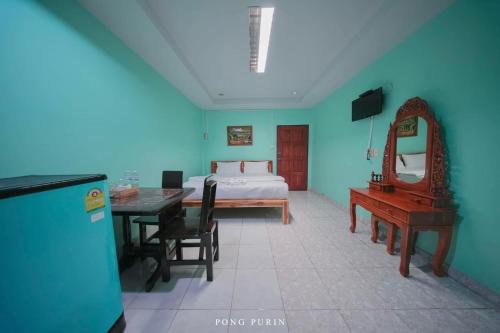 Postel nebo postele na pokoji v ubytování หอพักแอนด์รีสอร์ทเสมาทอง อุตรดิตถ์