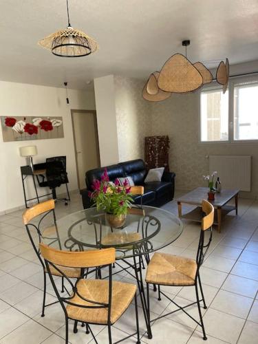 un salon avec une table et des chaises dans l'établissement Bel appartement proche gare - WiFi - parking, à Vesoul