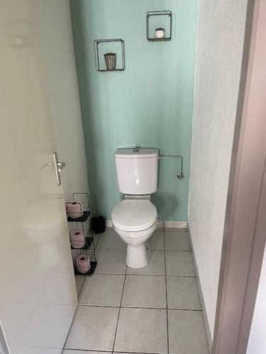 une salle de bain avec des toilettes blanches dans une chambre dans l'établissement Bel appartement proche gare - WiFi - parking, à Vesoul
