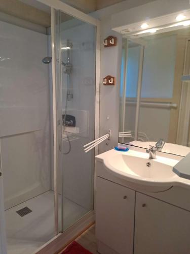 une salle de bain avec une douche en verre et un lavabo dans l'établissement GASPRO21 - Golfe de Saint-Tropez, chalet californien pour 8 personnes, à Gassin