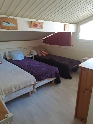 une chambre avec deux lits dans une pièce dans l'établissement GASPRO21 - Golfe de Saint-Tropez, chalet californien pour 8 personnes, à Gassin