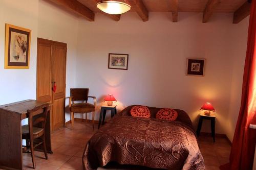 une chambre avec un lit, une table et des chaises dans l'établissement La Ferme - Maison avec terrasse, à Mélisey