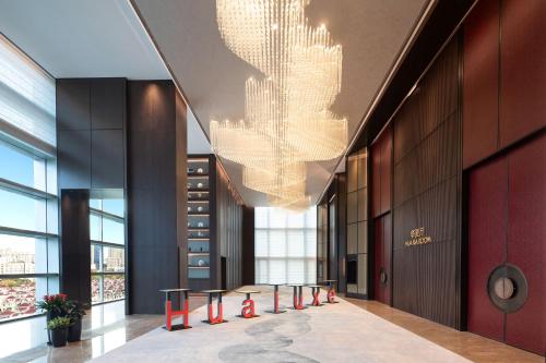 Postel nebo postele na pokoji v ubytování HUALUXE Hotels and Resorts Haining