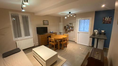 un salon avec une table et une salle à manger dans l'établissement La Belle Etoile, à Nançay