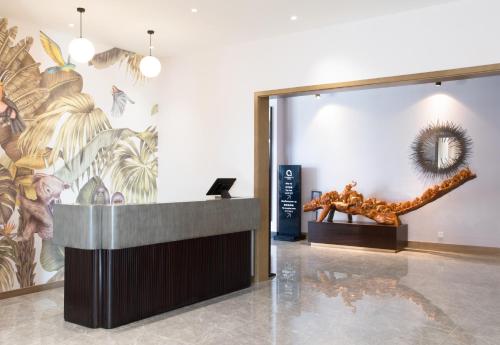 Ο χώρος του λόμπι ή της ρεσεψιόν στο The Q Hotel & Suite Vientiane 万象Q套房酒店