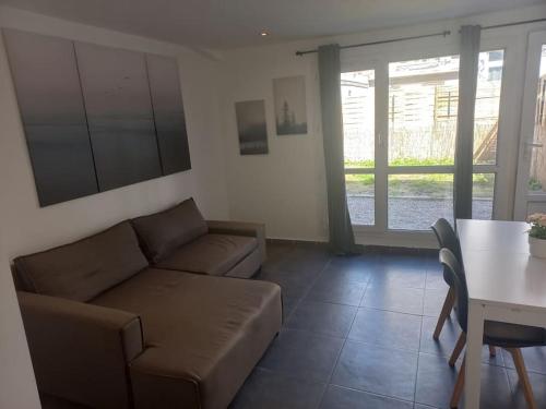 un salon avec un canapé et une table dans l'établissement Appt N1 Motte T2 Calme et Agréable, à Tourcoing