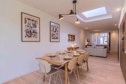 a dining room and living room with a table and chairs at Maison 3 chambres et 2 salle de bain avec jardin in Tourcoing