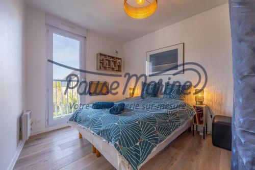 une chambre avec un lit avec un panneau sur le mur dans l'établissement A proximité du centre, à Dinard