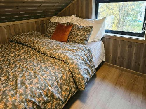 Ένα ή περισσότερα κρεβάτια σε δωμάτιο στο Stylish Cabin In Scenic Rafsbotn