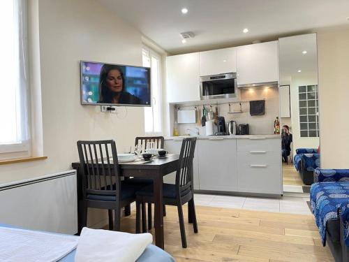 a kitchen and dining room with a table and chairs at Appart Jouy N4 proche HEC Rer C in Jouy-en-Josas
