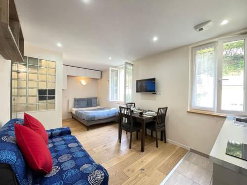 a living room with a couch and a dining room at Appart Jouy N4 proche HEC Rer C in Jouy-en-Josas