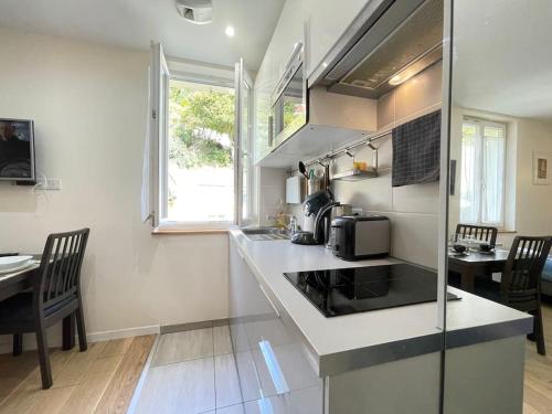 a kitchen with a counter and a table in it at Appart Jouy N4 proche HEC Rer C in Jouy-en-Josas