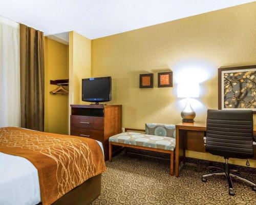 Televisyen dan/atau pusat hiburan di Comfort Suites Ramsey