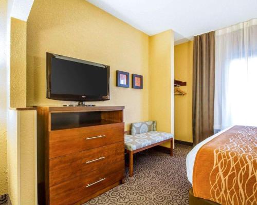 Televisyen dan/atau pusat hiburan di Comfort Suites Ramsey