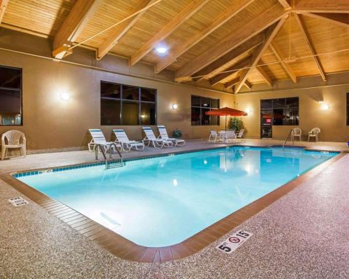 Kolam renang di atau dekat dengan Comfort Suites Ramsey