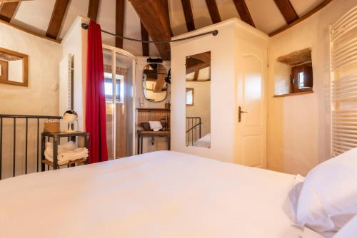 une chambre avec un lit dans une pièce dans l'établissement La Petite Tour du Château de Salornay, à Hurigny