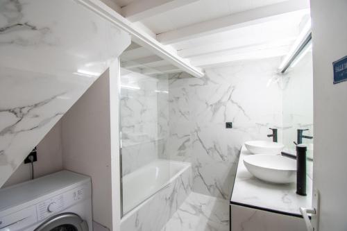 Bilik mandi di L'Appartement vue quai - proche de la gare & des halles de Sète - 3ème étage sans ascenseur