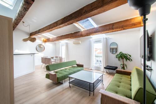 Ruang duduk di L'Appartement vue quai - proche de la gare & des halles de Sète - 3ème étage sans ascenseur
