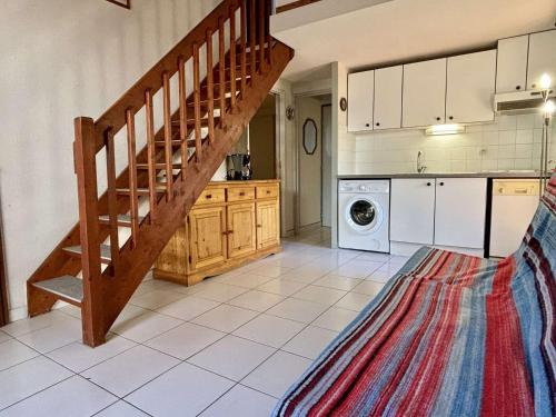une cuisine avec un escalier et un lave-linge. dans l'établissement Maison 4 pièces 6 couchages ARGELES SUR MER AR210-013, à Argelès-sur-Mer