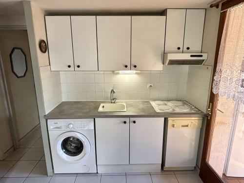 une cuisine avec un évier et une machine à laver dans l'établissement Maison 4 pièces 6 couchages ARGELES SUR MER AR210-013, à Argelès-sur-Mer
