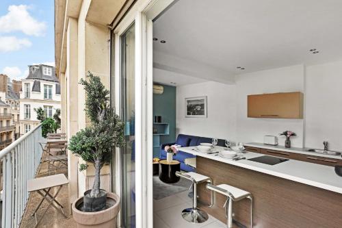 Cet appartement comprend une cuisine et un salon. dans l'établissement Résidence Saint-Lazare, à Paris