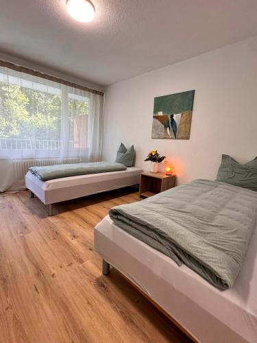 DuggingenにあるBusiness Hotel Riversideのベッド2台と窓のある寝室