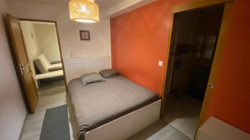 - un petit lit dans une petite chambre avec un miroir dans l'établissement La Belle Etoile, à Nançay