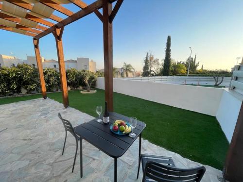 une table avec un bol de fruits sur une terrasse dans l'établissement Luxury Vintage Suite, à Paphos