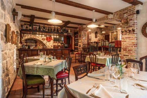 Un restaurant u otro lugar para comer en Hotel Monte Cristo