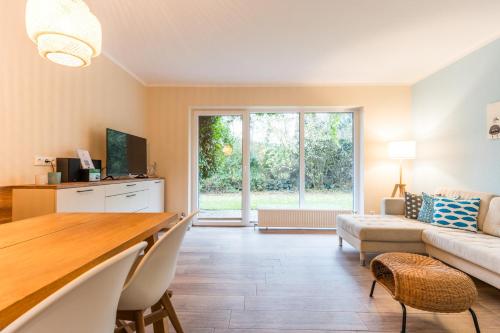 ein Wohnzimmer mit Tisch und Couch in der Unterkunft Am Hof 4 in Staberdorf