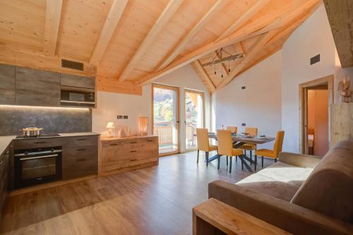 a kitchen and dining room with a table and chairs at Cuore Alpino in Livigno