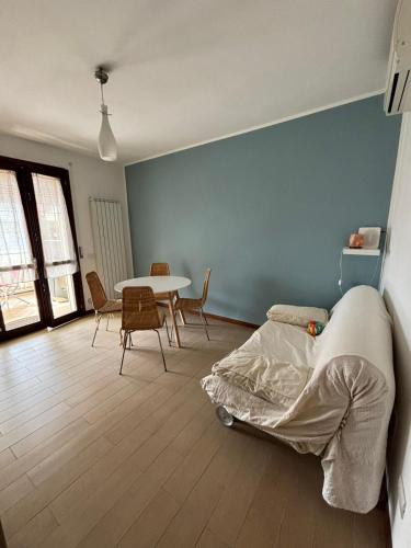 Un dormitorio con una cama y una mesa y sillas. en Casa Nonna Grazia, en Pedaso