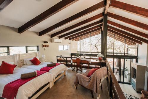 Postel nebo postele na pokoji v ubytování Idyllic Kruger Breeze Marloth Park - 4 Bedroom