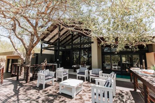 Restaurace v ubytování Idyllic Kruger Breeze Marloth Park - 4 Bedroom