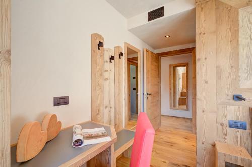 a room with a desk and a pink chair at Cuore Alpino in Livigno