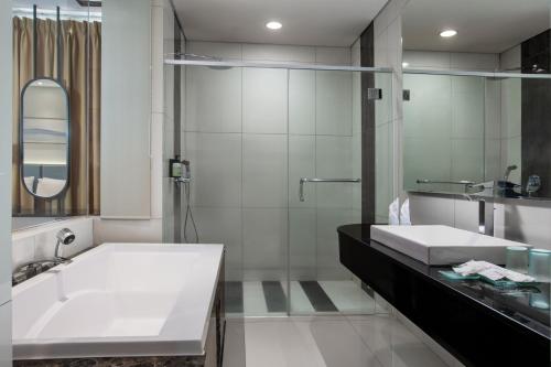 Koupelna v ubytování Hotel Santika Tasikmalaya