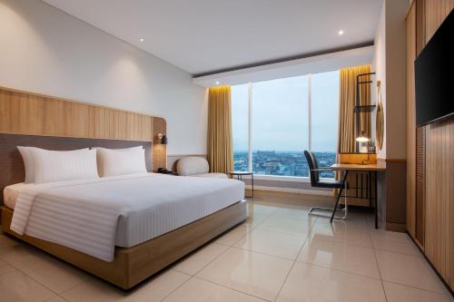 Hotel Santika Tasikmalayaにあるベッド