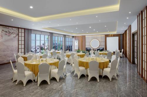 Hotel Santika Tasikmalayaにあるレストランまたは飲食店