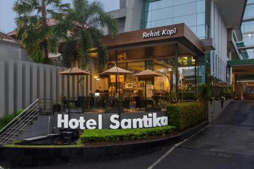 Hotel Santika Tasikmalayaに飾ってある許可証、賞状、看板またはその他の書類