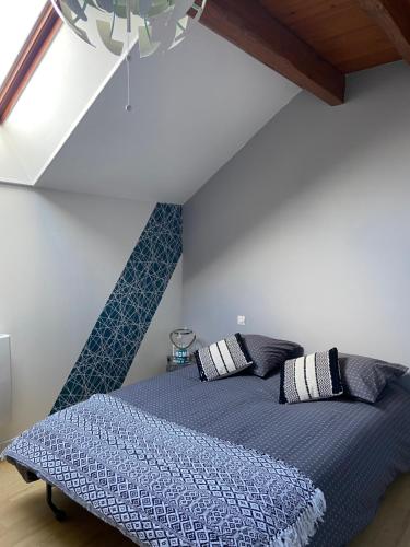 une chambre avec un lit avec une couette bleue dans l'établissement Ferme, à Tavaux