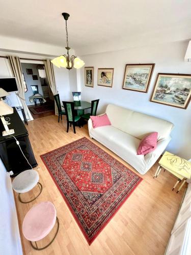 - un salon avec un canapé blanc et un tapis rouge dans l'établissement Azurore TIZ406 2CH, à Cannes