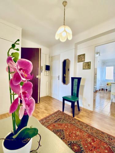 un vase avec une fleur sur une table dans le salon dans l'établissement Azurore TIZ406 2CH, à Cannes