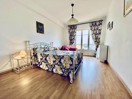 une chambre avec un lit avec un couvre-lit fleuri dans l'établissement Azurore TIZ406 2CH, à Cannes