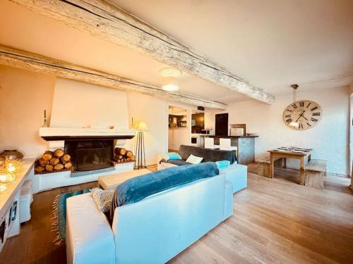 un salon avec un canapé et une cheminée dans l'établissement Maison de campagne avec piscine-jardin-wifi, à Canet d'Aude