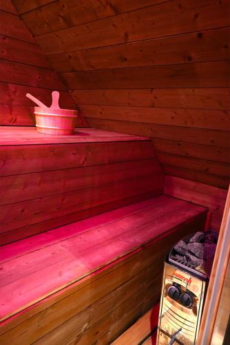 un intérieur de sauna avec un roostérilalificialificialificial dans l'établissement La Sainteny Touch, à Sainteny